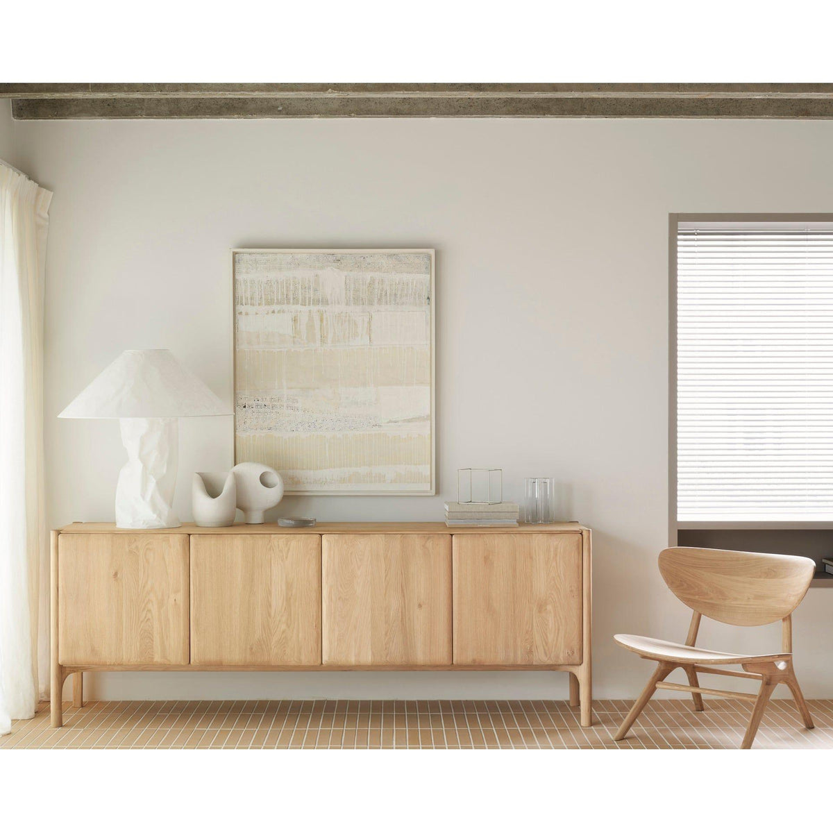 Bois de teck et style scandinave, avec profil fin et plusieurs options de largeur pour la salle à manger