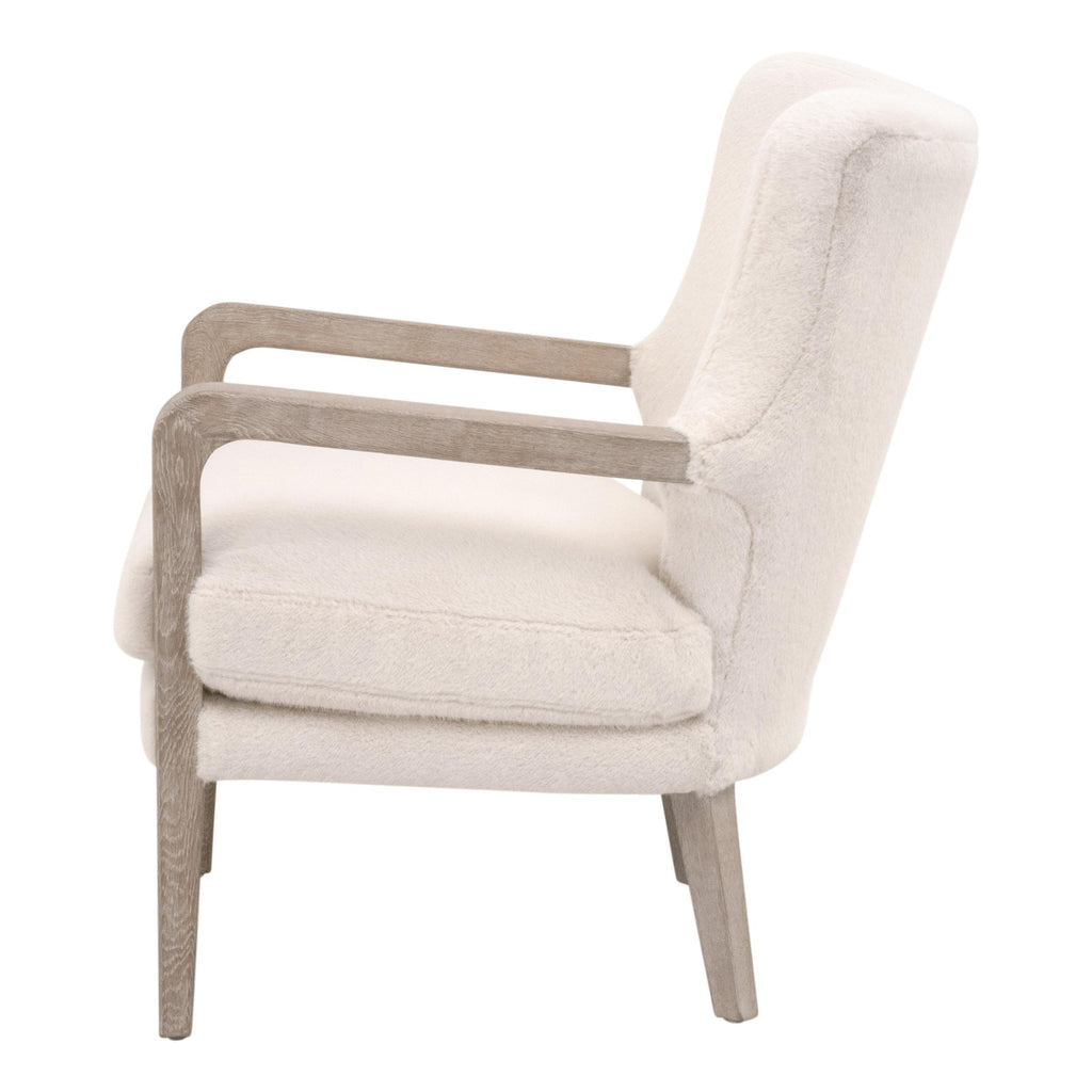 Fauteuil à oreilles en fausse fourrure de style transitionnel avec accoudoirs en bois apparent et coussin en duvet pour salon