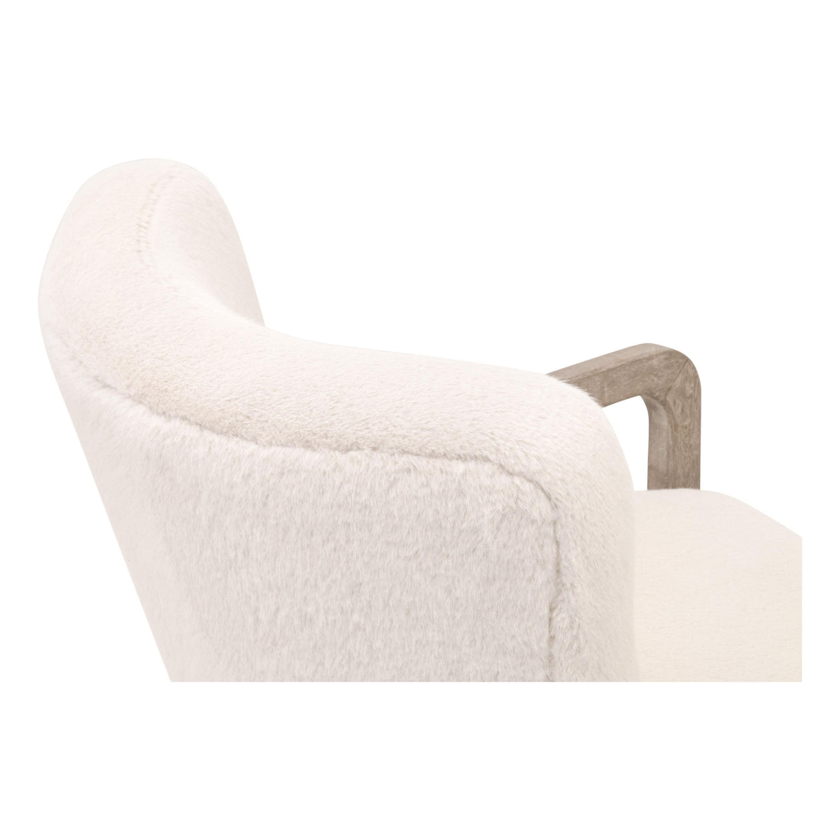 Fauteuil à oreilles en fausse fourrure de style transitionnel avec accoudoirs en bois apparent et coussin en duvet pour salon