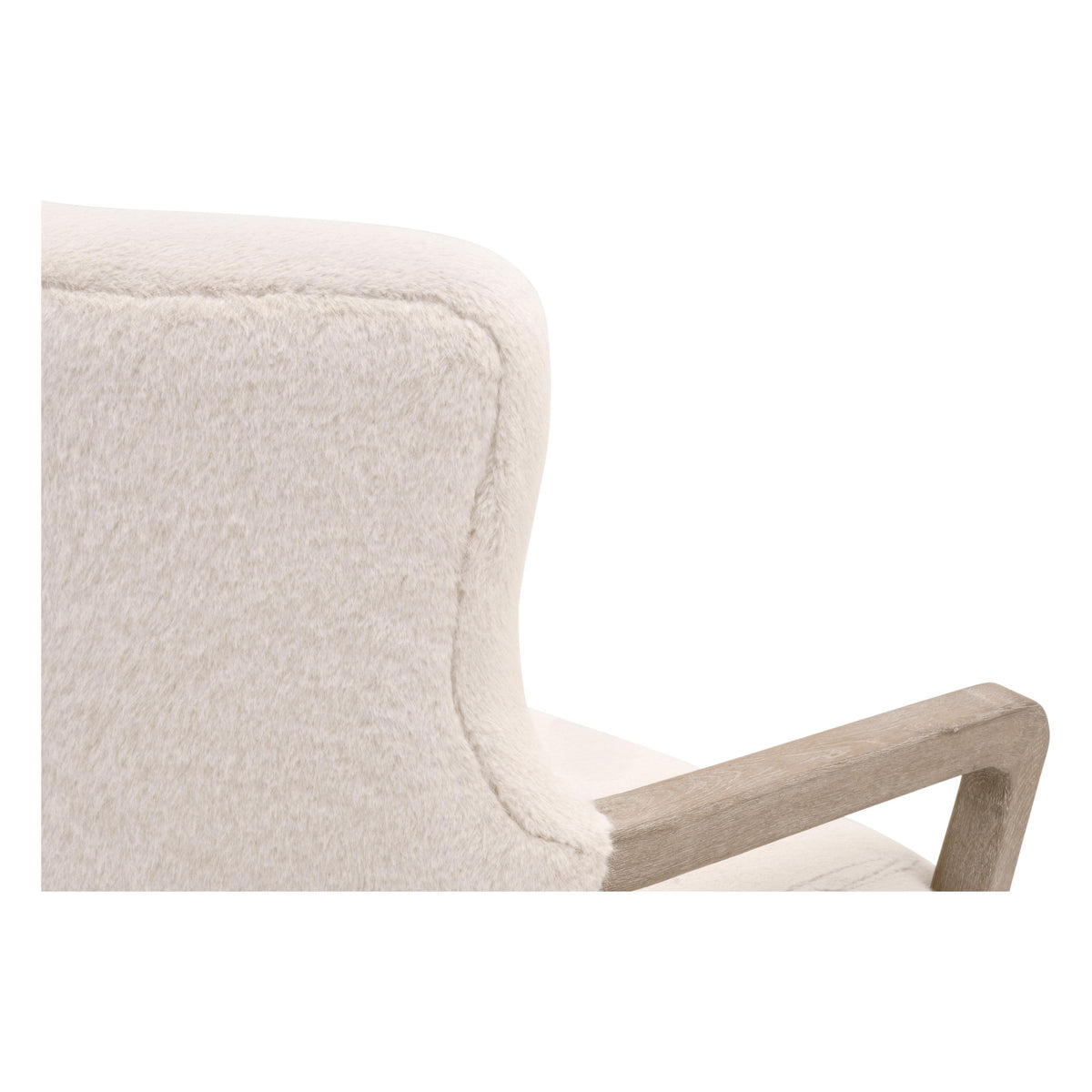 Fauteuil à oreilles en fausse fourrure de style transitionnel avec accoudoirs en bois apparent et coussin en duvet pour salon