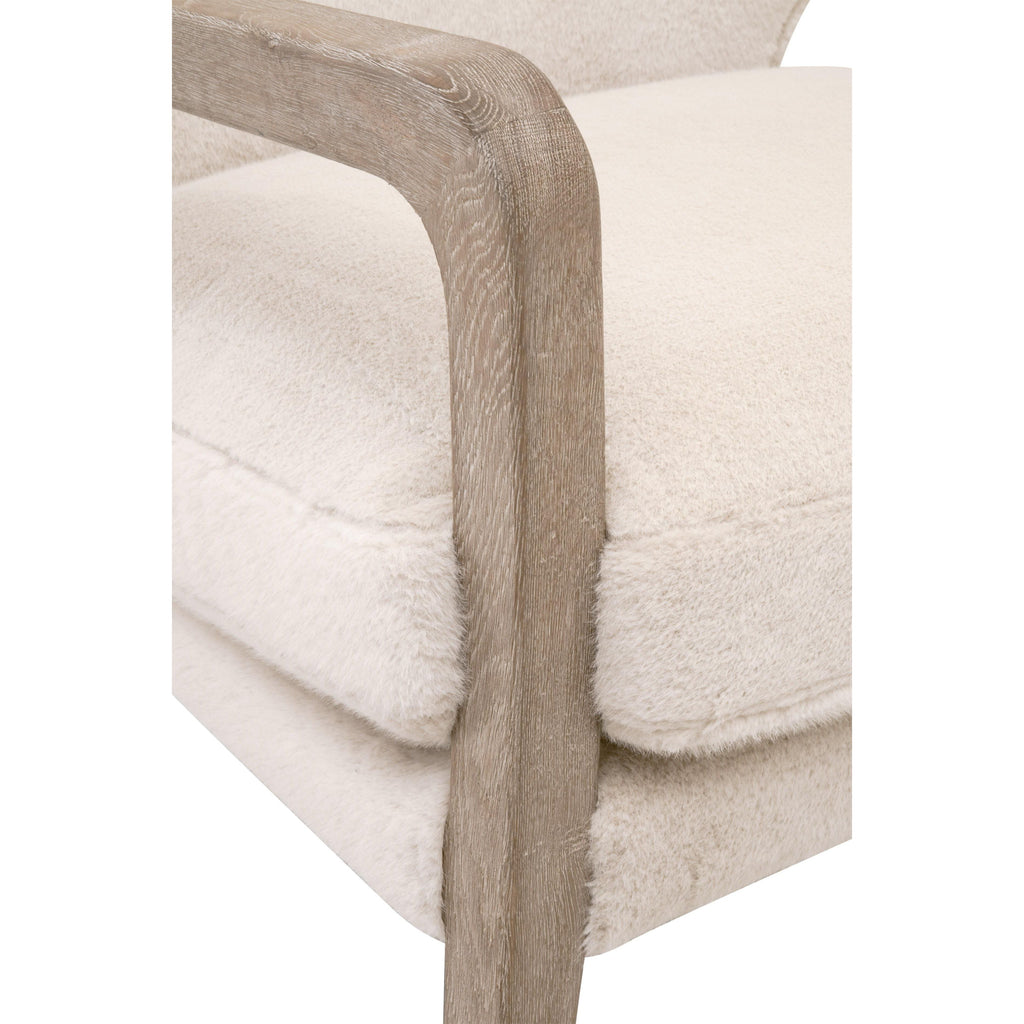 Fauteuil à oreilles en fausse fourrure de style transitionnel avec accoudoirs en bois apparent et coussin en duvet pour salon