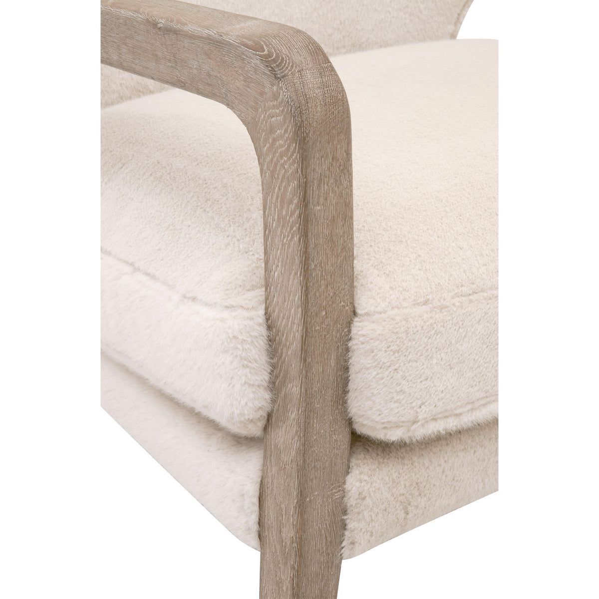 Fauteuil à oreilles en fausse fourrure de style transitionnel avec accoudoirs en bois apparent et coussin en duvet pour salon