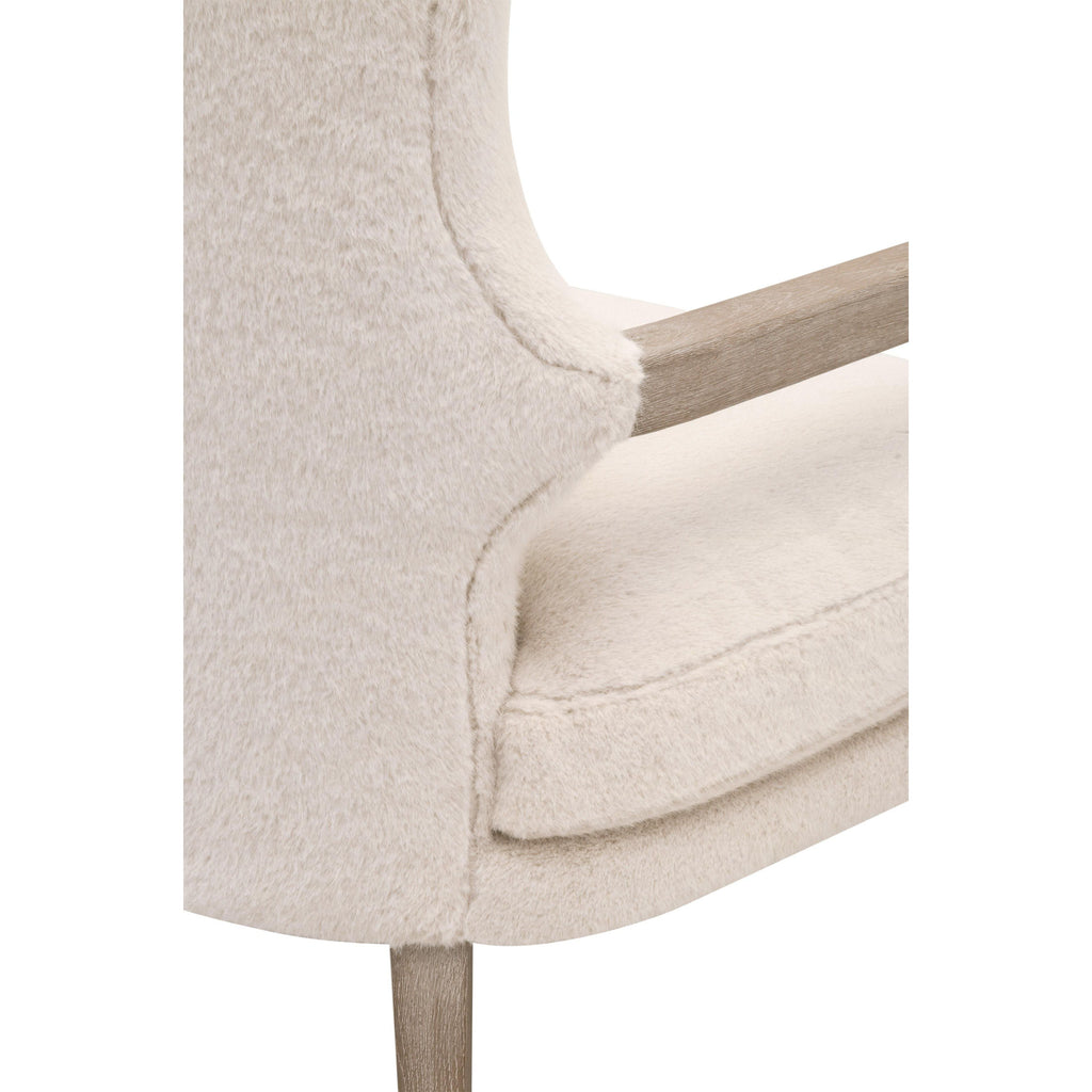 Fauteuil à oreilles en fausse fourrure de style transitionnel avec accoudoirs en bois apparent et coussin en duvet pour salon