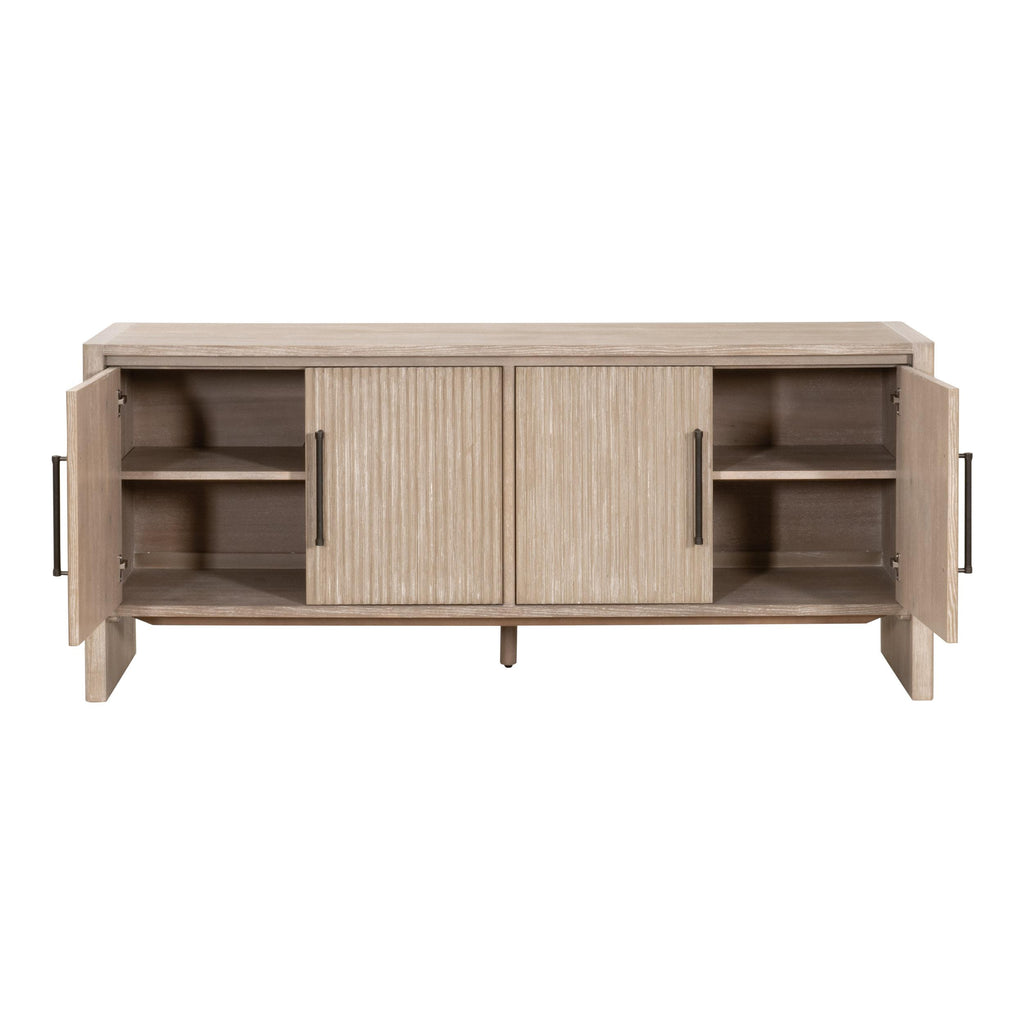 Bois de transition avec accents de bronze et étagère ouverte pour salle à manger
