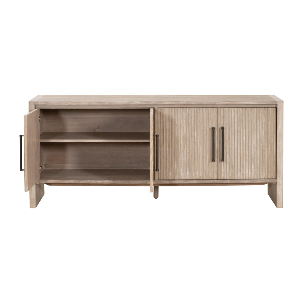 Bois de transition avec accents de bronze et étagère ouverte pour salle à manger