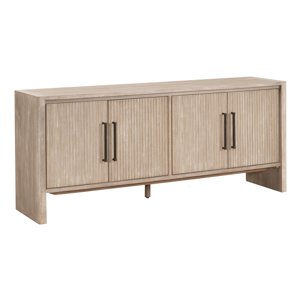 Bois de transition avec accents de bronze et étagère ouverte pour salle à manger