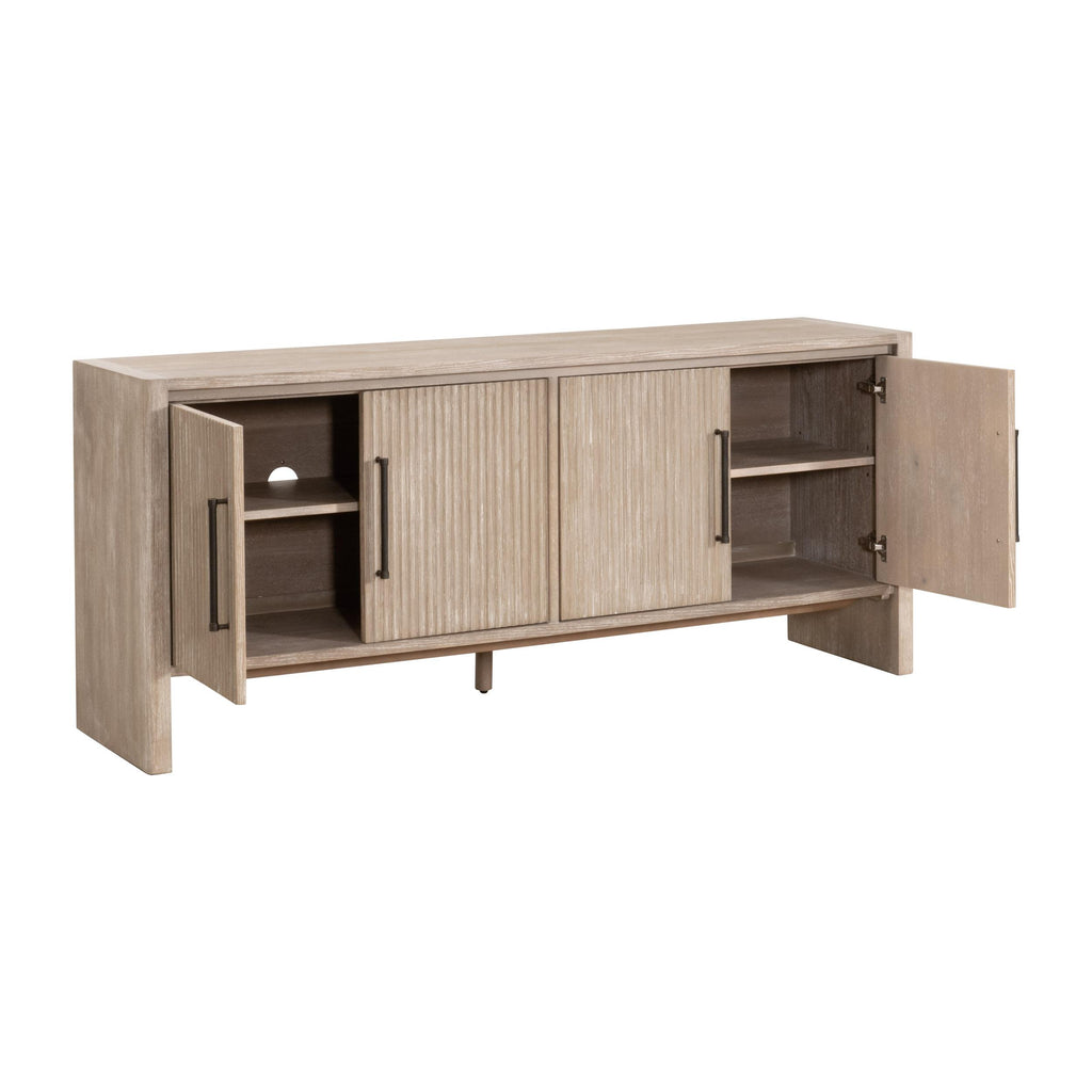 Bois de transition avec accents de bronze et étagère ouverte pour salle à manger