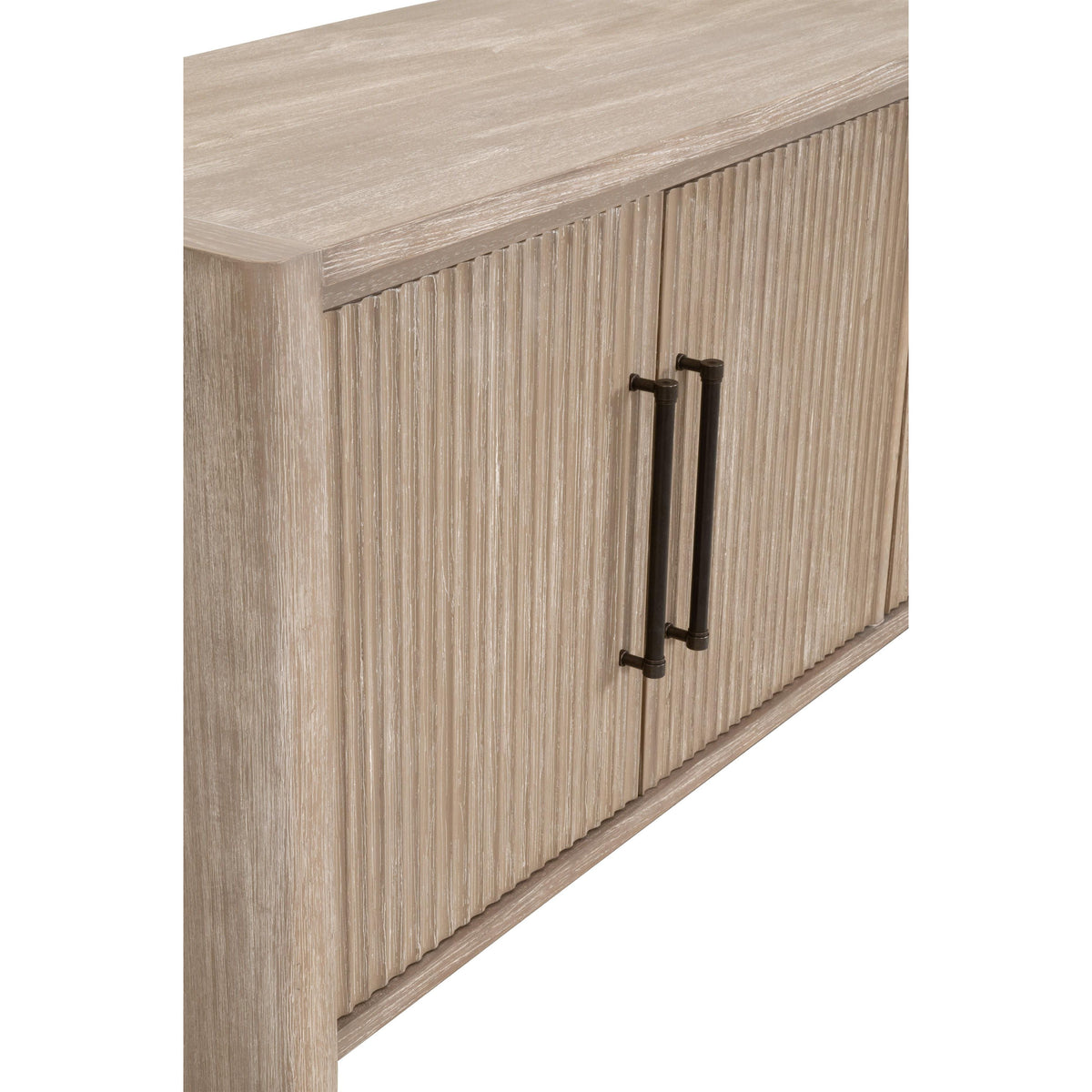 Bois de transition avec accents de bronze et étagère ouverte pour salle à manger