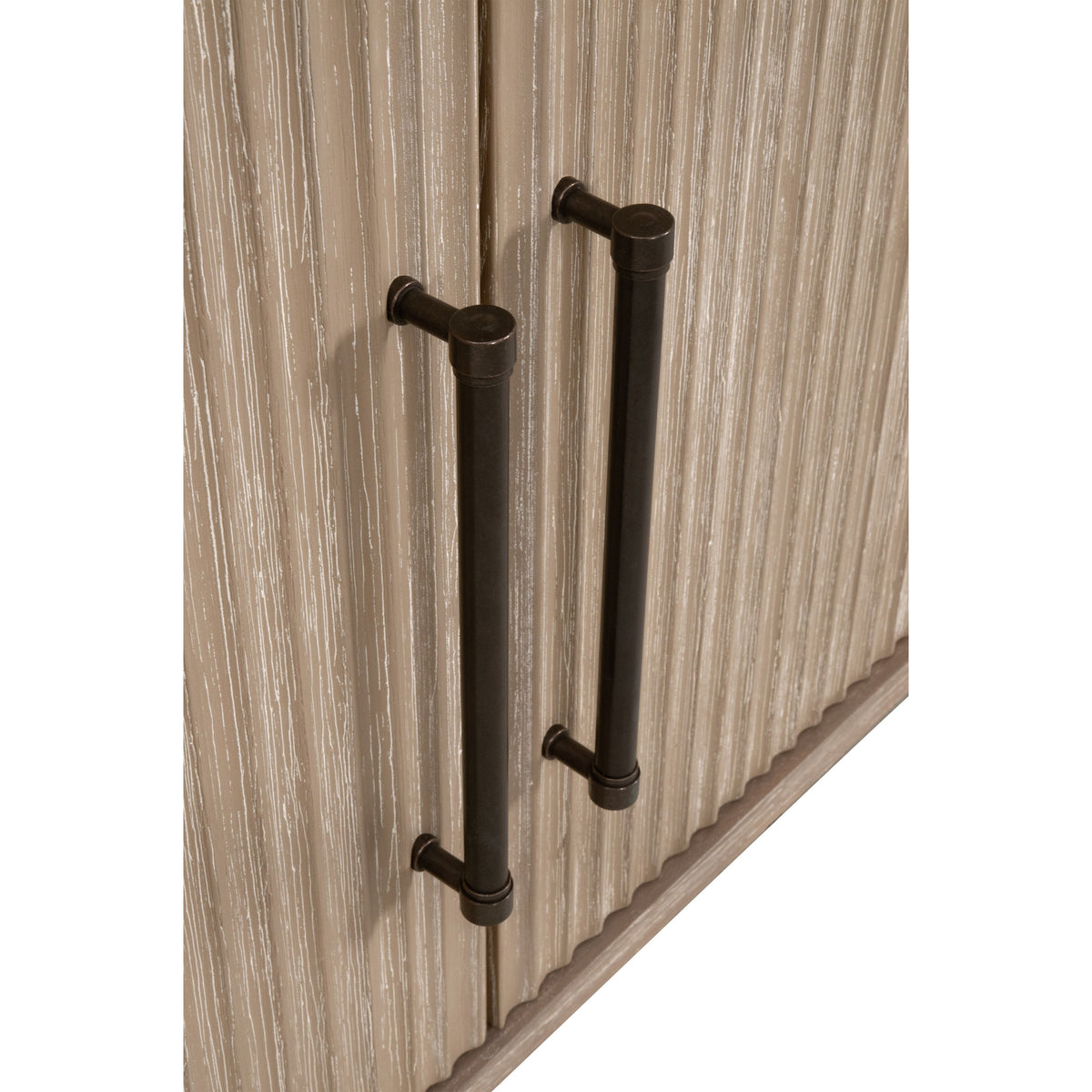Bois de transition avec accents de bronze et étagère ouverte pour salle à manger