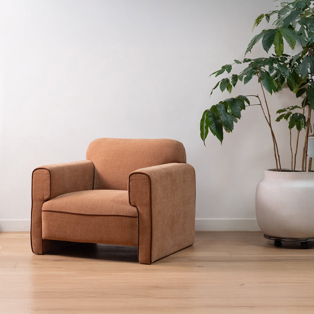Fauteuil en polyester moderne roulé, avec passepoil contrastant et pieds tapissés pour le salon