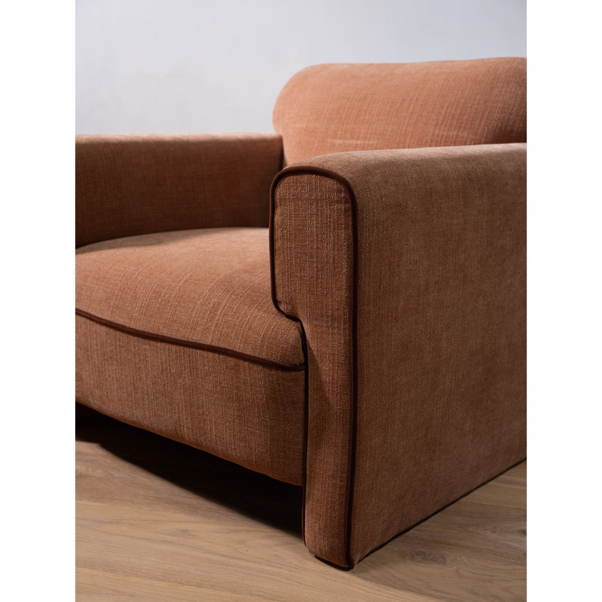 Fauteuil en polyester moderne roulé, avec passepoil contrastant et pieds tapissés pour le salon