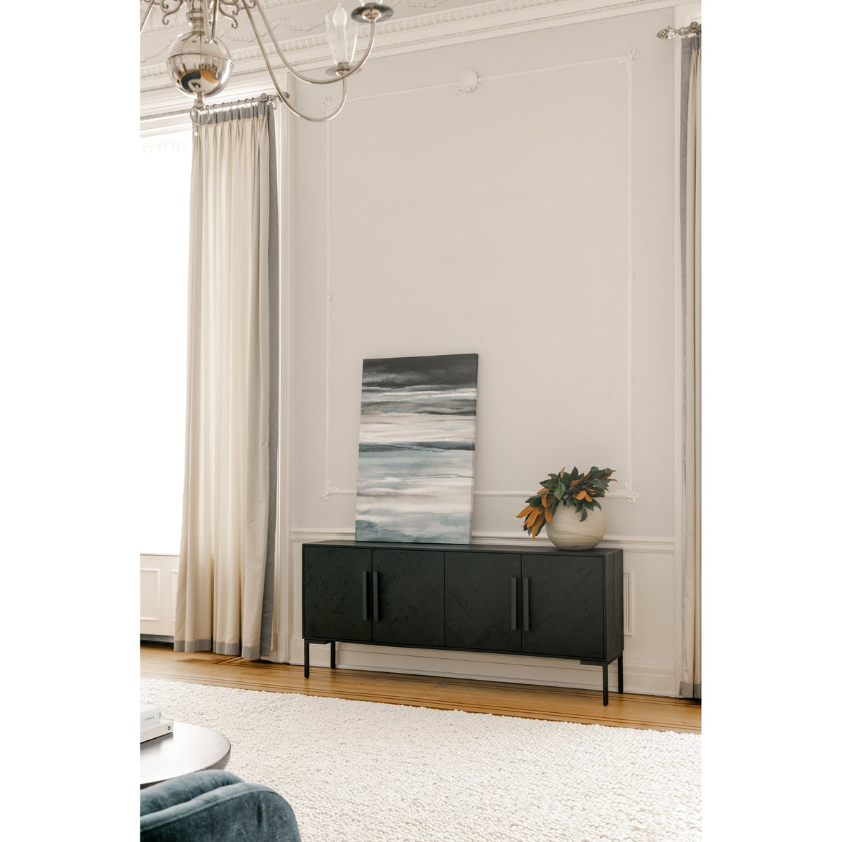 Bois noir moderne avec accents de fer et finition gris élégant pour salle à manger