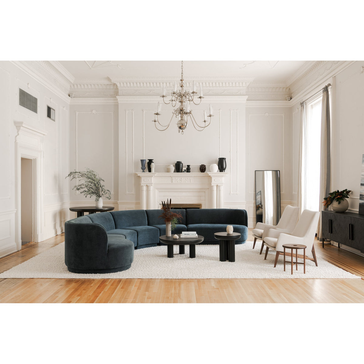 Bois noir moderne avec accents de fer et finition gris élégant pour salle à manger