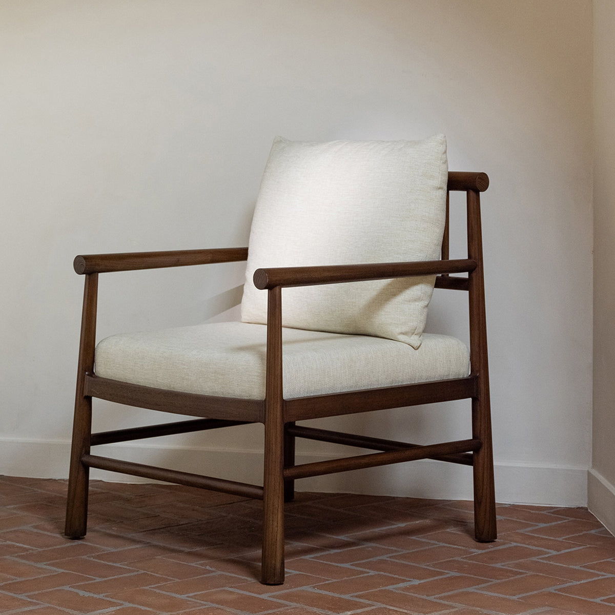 Bois traditionnel avec coussin rembourré crème pour salon