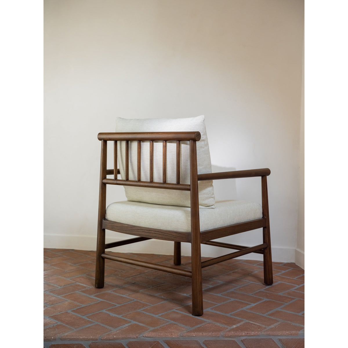 Bois traditionnel avec coussin rembourré crème pour salon