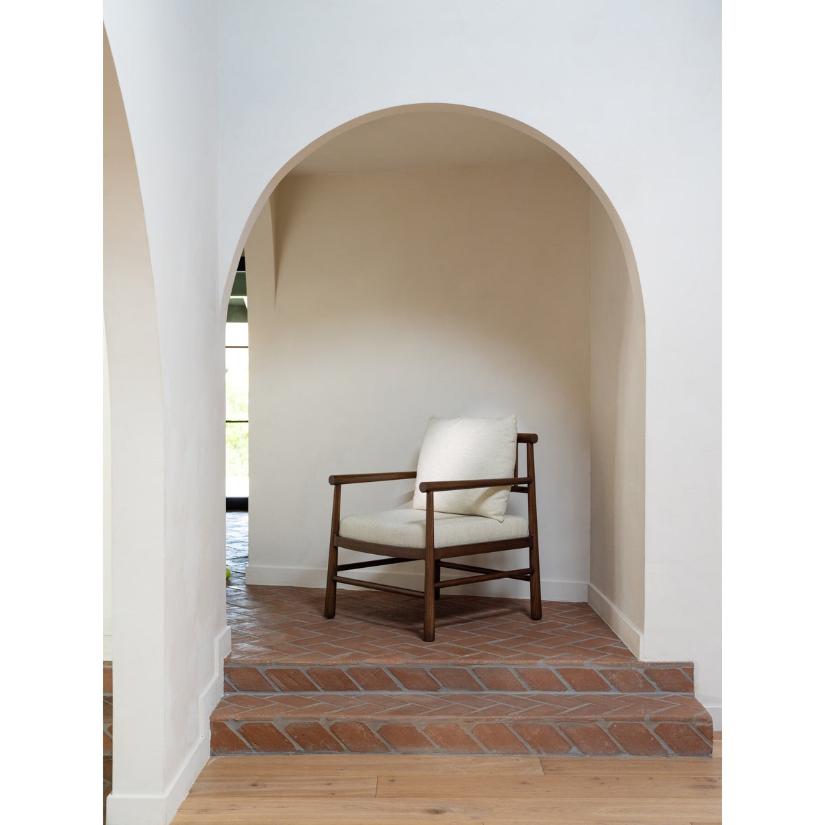 Bois traditionnel avec coussin rembourré crème pour salon