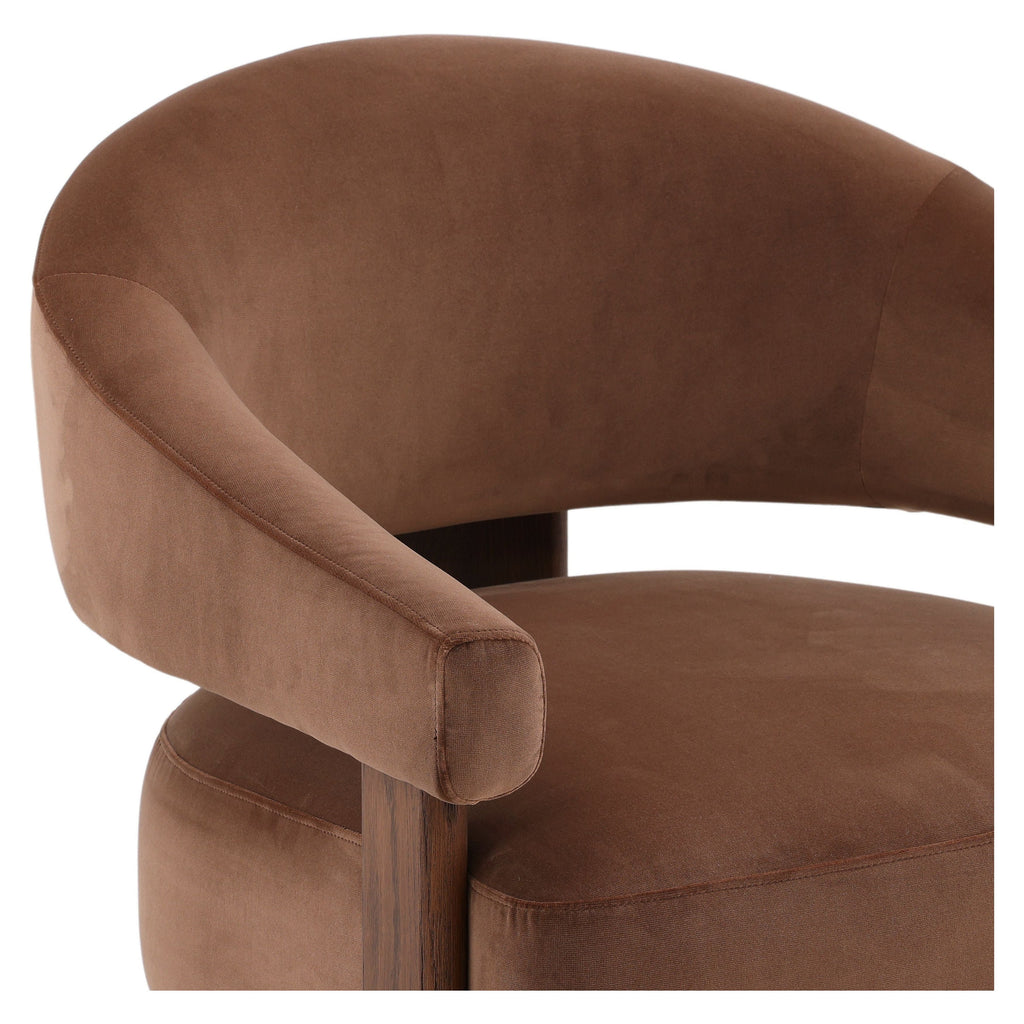 Fauteuil classique en bois rembourré avec accoudoirs et profil matelassé décontracté pour salon