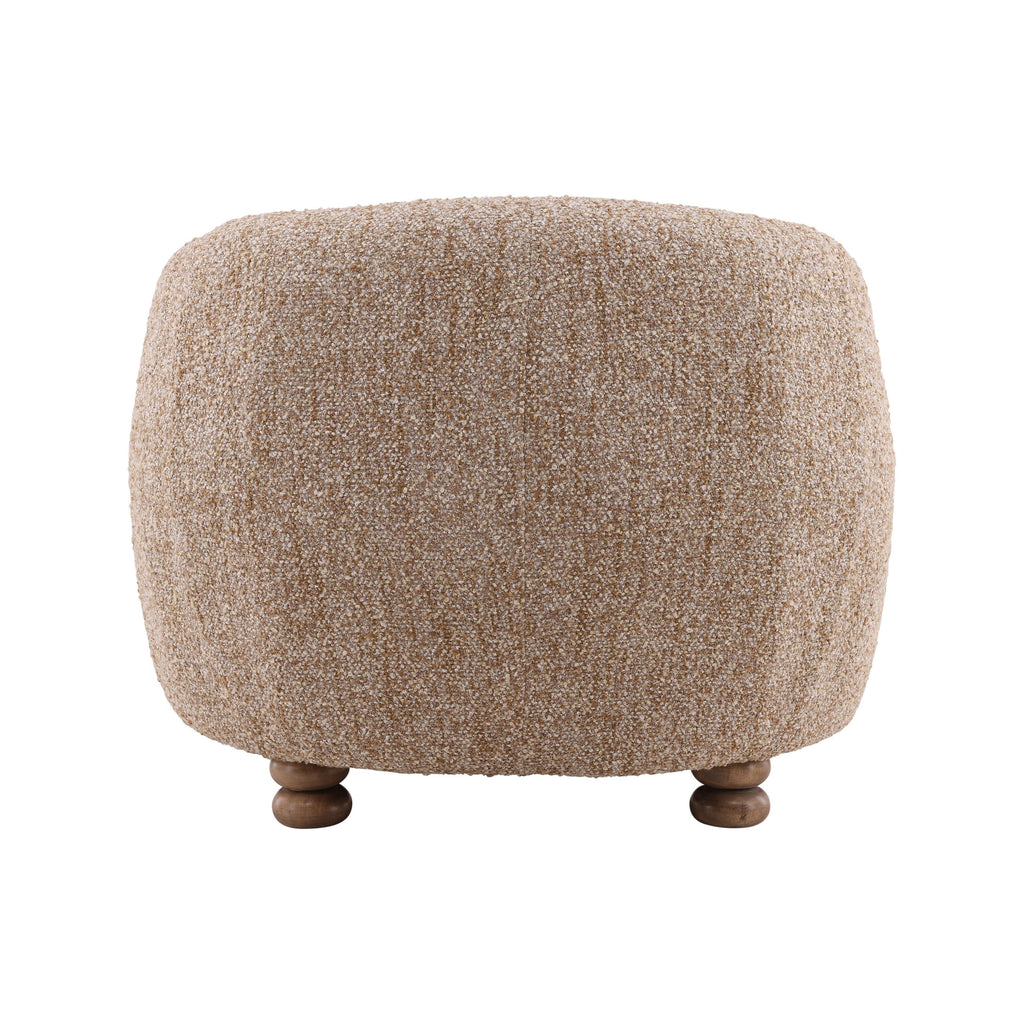 Fauteuil classique en bois rembourré avec accoudoirs et silhouette structurée pour le salon