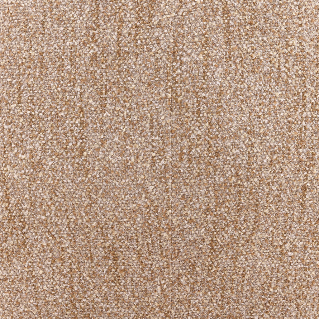 Fauteuil classique en bois rembourré avec accoudoirs et silhouette structurée pour le salon