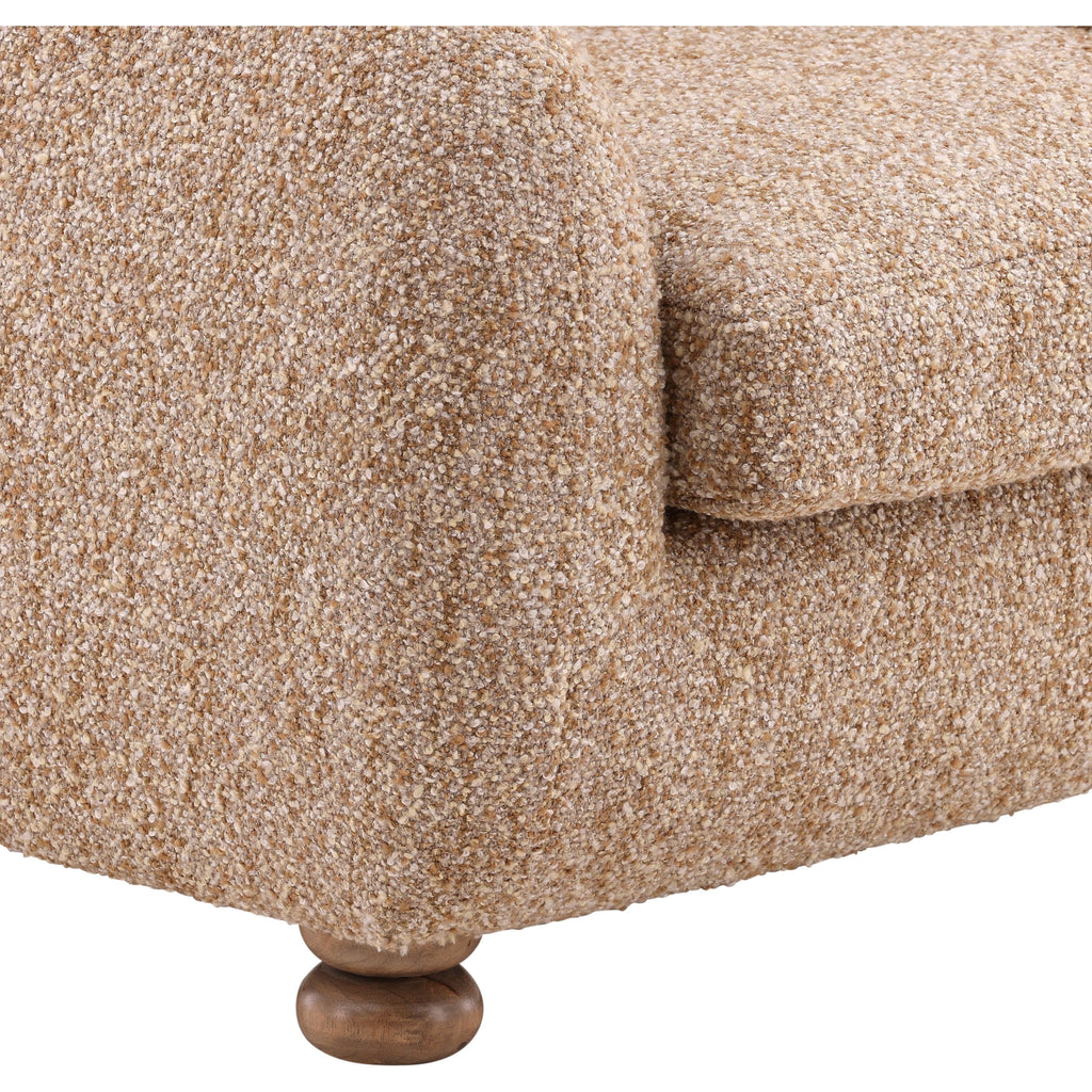 Fauteuil classique en bois rembourré avec accoudoirs et silhouette structurée pour le salon