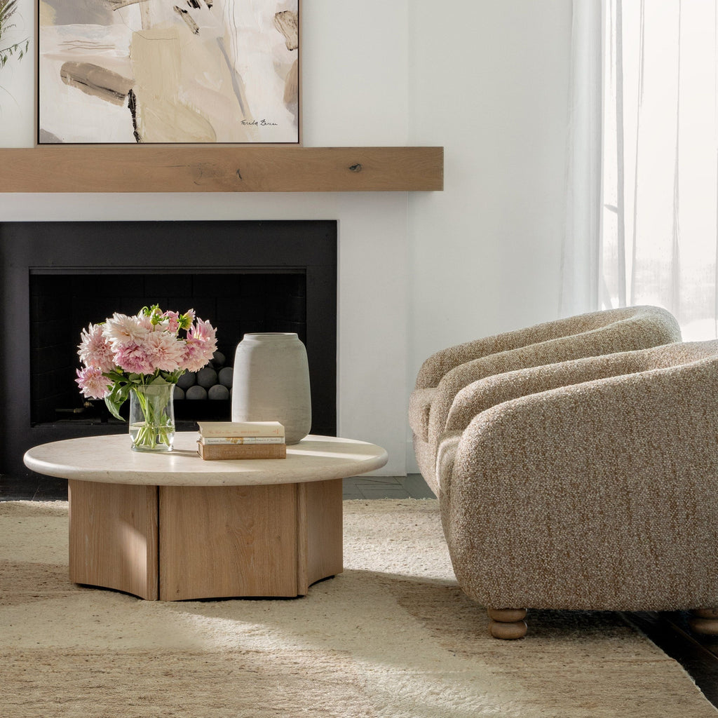 Fauteuil classique en bois rembourré avec accoudoirs et silhouette structurée pour le salon