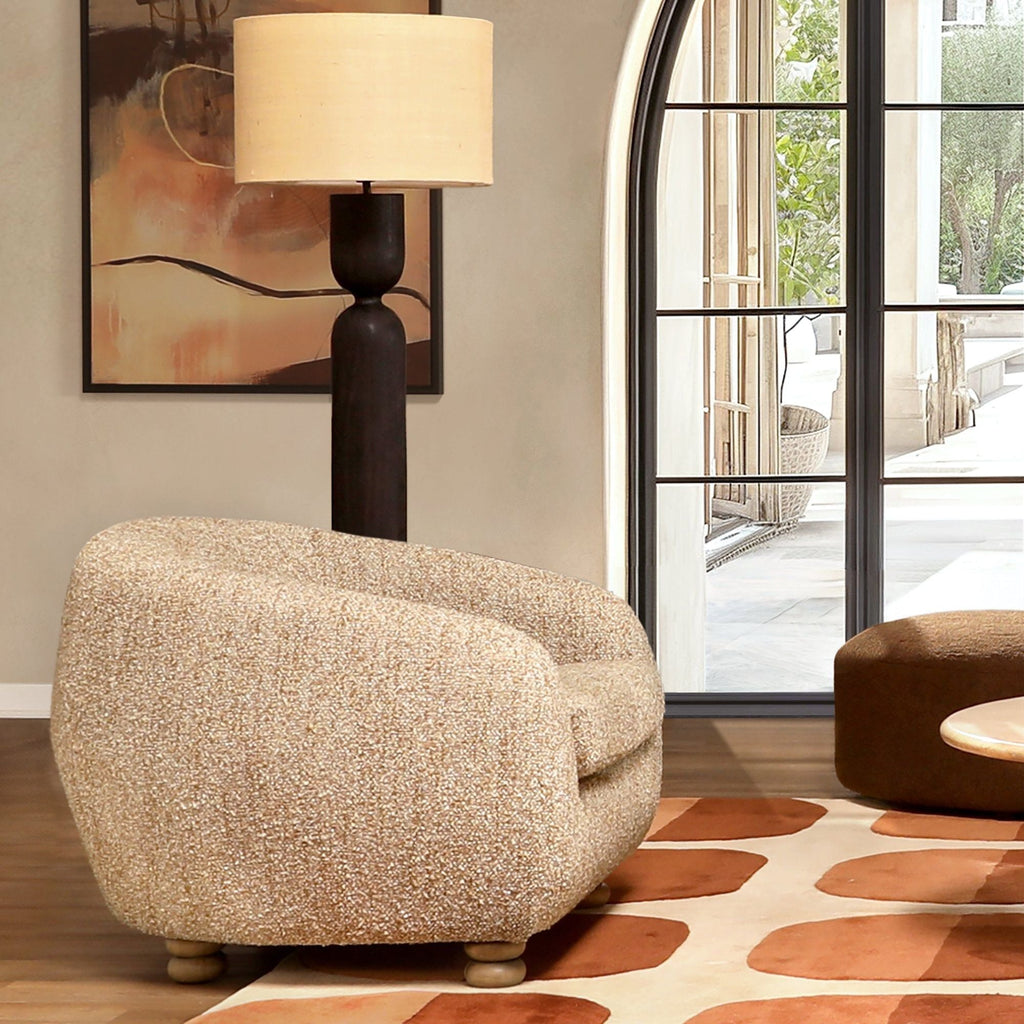 Fauteuil classique en bois rembourré avec accoudoirs et silhouette structurée pour le salon