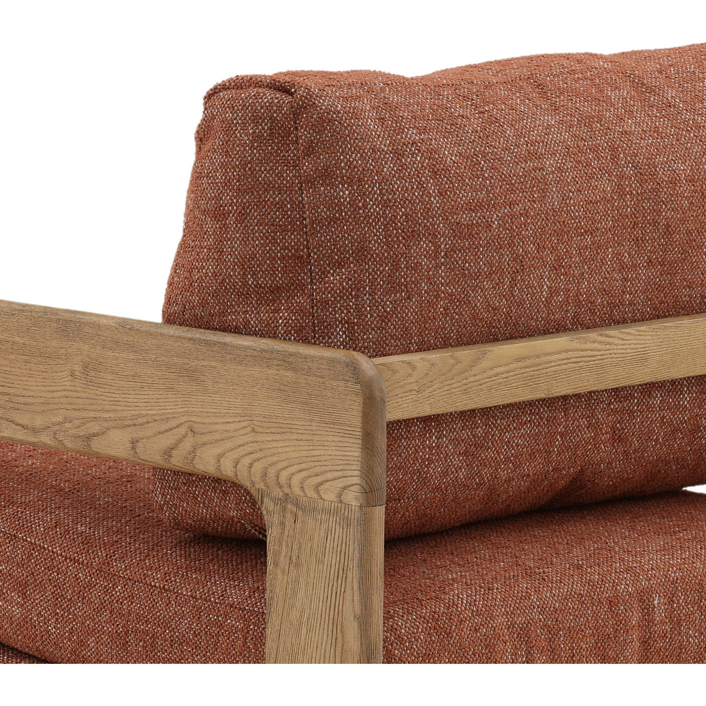 Fauteuil décontracté en bois rembourré avec dossier moelleux et accoudoirs en bois pour le salon