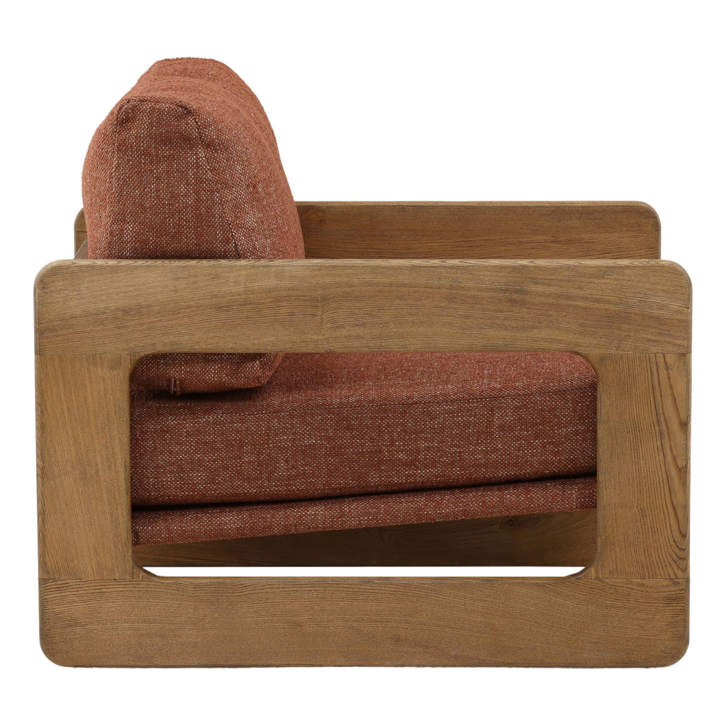 Fauteuil décontracté en bois rembourré avec dossier moelleux et accoudoirs en bois pour le salon