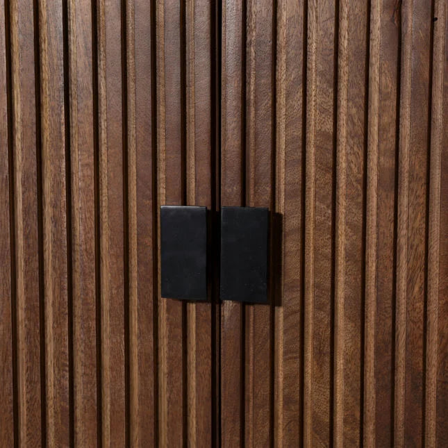 Bois classique avec accents noirs et rangement structuré pour la salle à manger