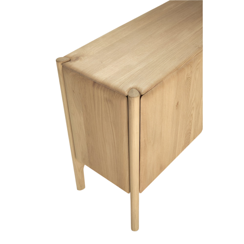 Bois de teck et style scandinave, avec profil fin et plusieurs options de largeur pour la salle à manger