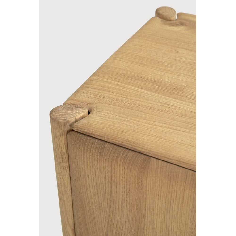 Bois de teck et style scandinave, avec profil fin et plusieurs options de largeur pour la salle à manger