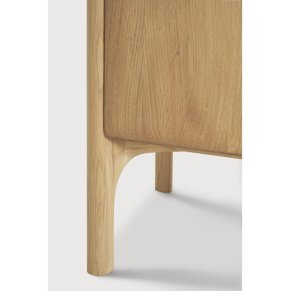 Bois de teck et style scandinave, avec profil fin et plusieurs options de largeur pour la salle à manger