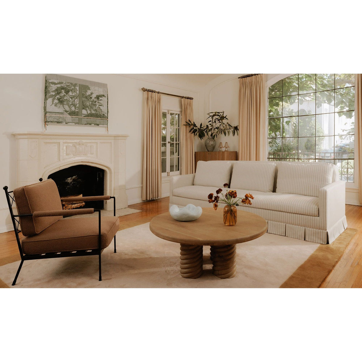 Chaise en fer d'inspiration italienne, dossier en treillis martelé et assise rembourrée pour le salon