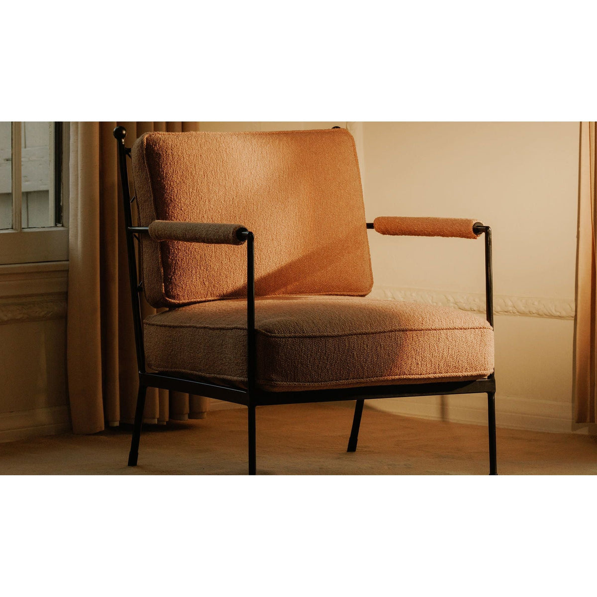 Chaise en fer d'inspiration italienne, dossier en treillis martelé et assise rembourrée pour le salon