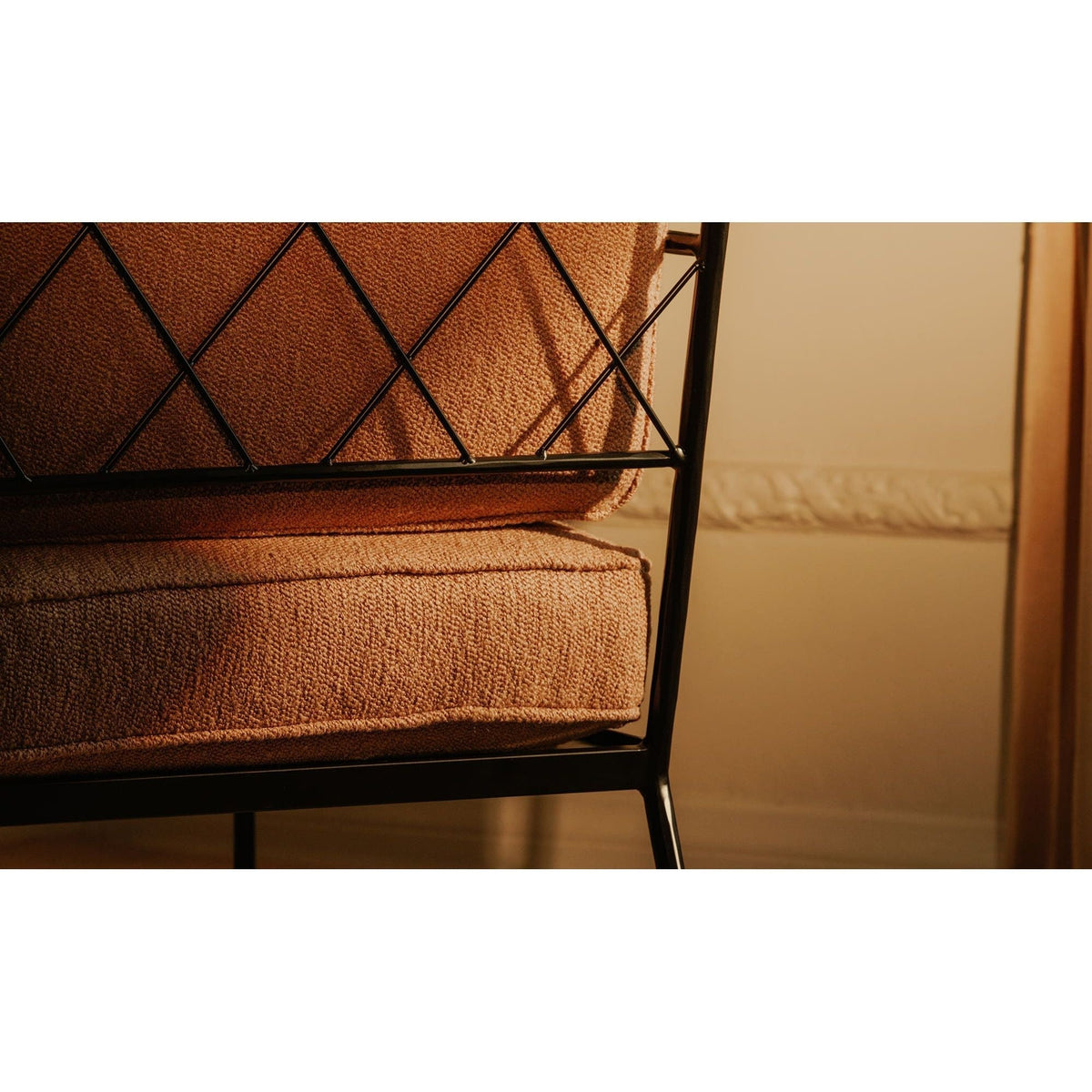Chaise en fer d'inspiration italienne, dossier en treillis martelé et assise rembourrée pour le salon