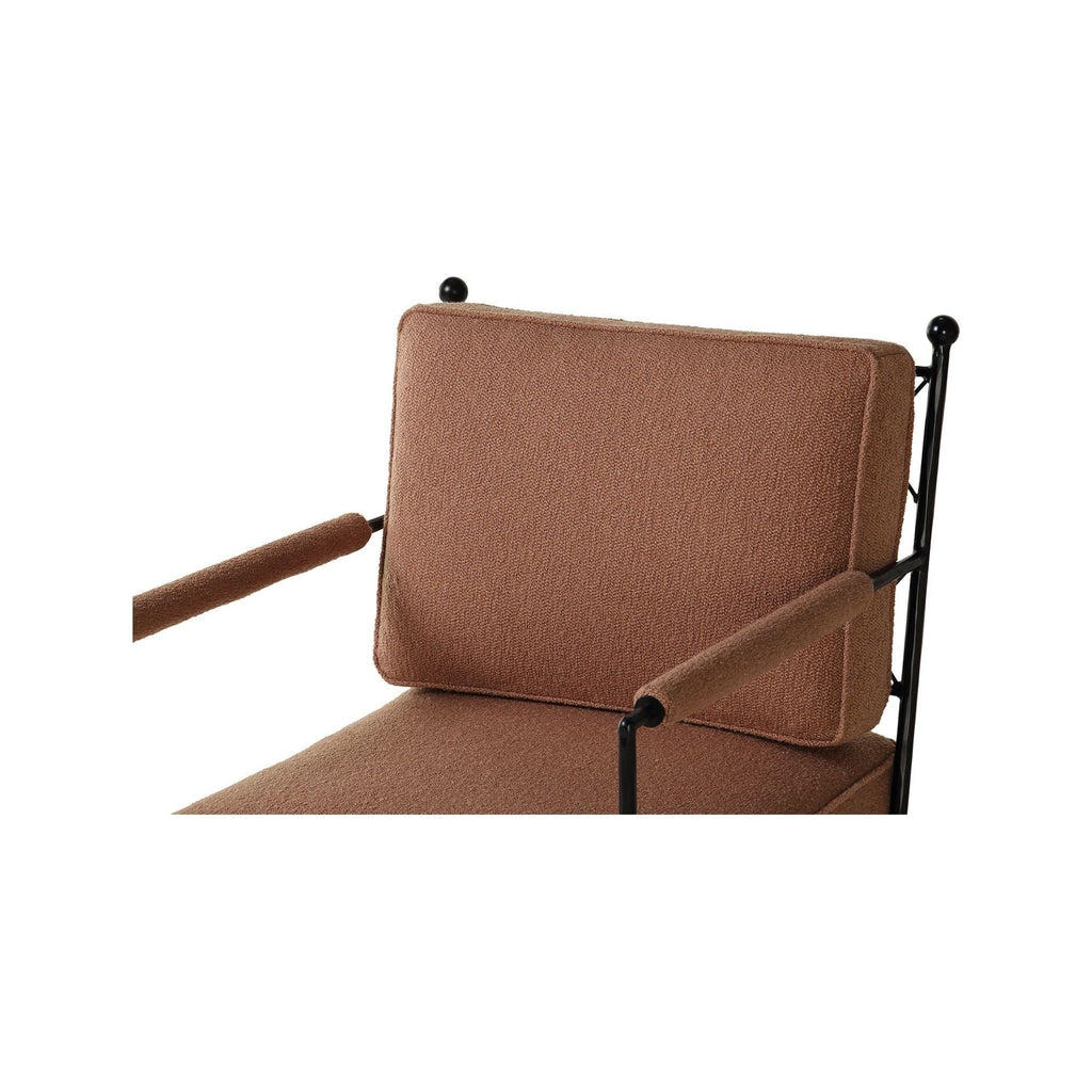 Chaise en fer d'inspiration italienne, dossier en treillis martelé et assise rembourrée pour le salon