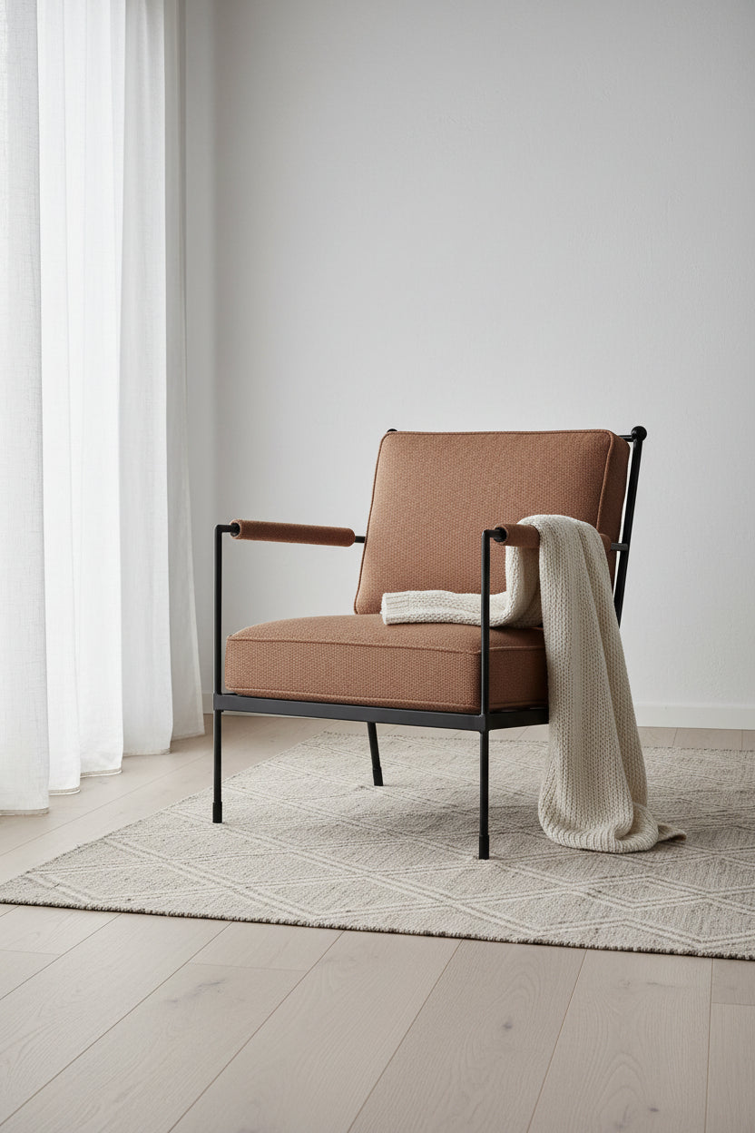 Chaise en fer d'inspiration italienne, dossier en treillis martelé et assise rembourrée pour le salon