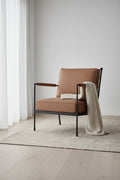 Chaise en fer d'inspiration italienne, dossier en treillis martelé et assise rembourrée pour le salon