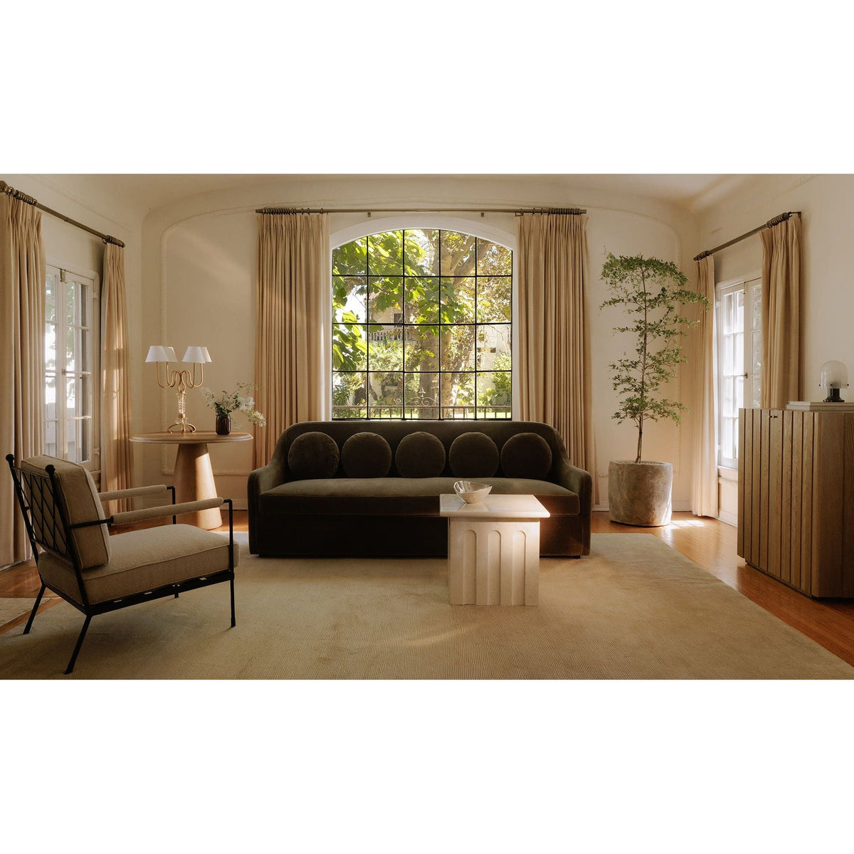 Chaise en fer d'inspiration italienne, dossier en treillis martelé et assise rembourrée pour le salon