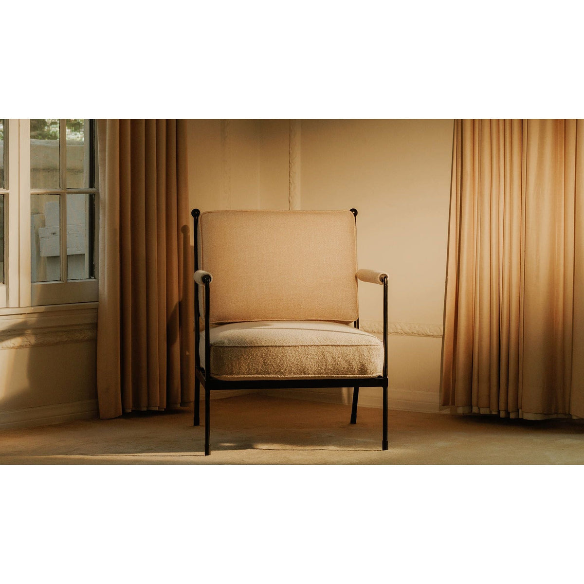 Chaise en fer d'inspiration italienne, dossier en treillis martelé et assise rembourrée pour le salon