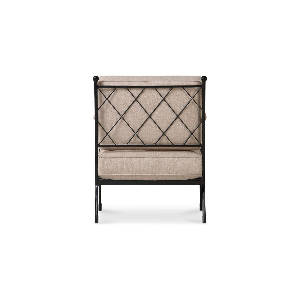 Chaise en fer d'inspiration italienne, dossier en treillis martelé et assise rembourrée pour le salon