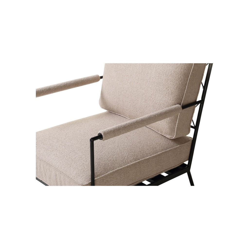 Chaise en fer d'inspiration italienne, dossier en treillis martelé et assise rembourrée pour le salon